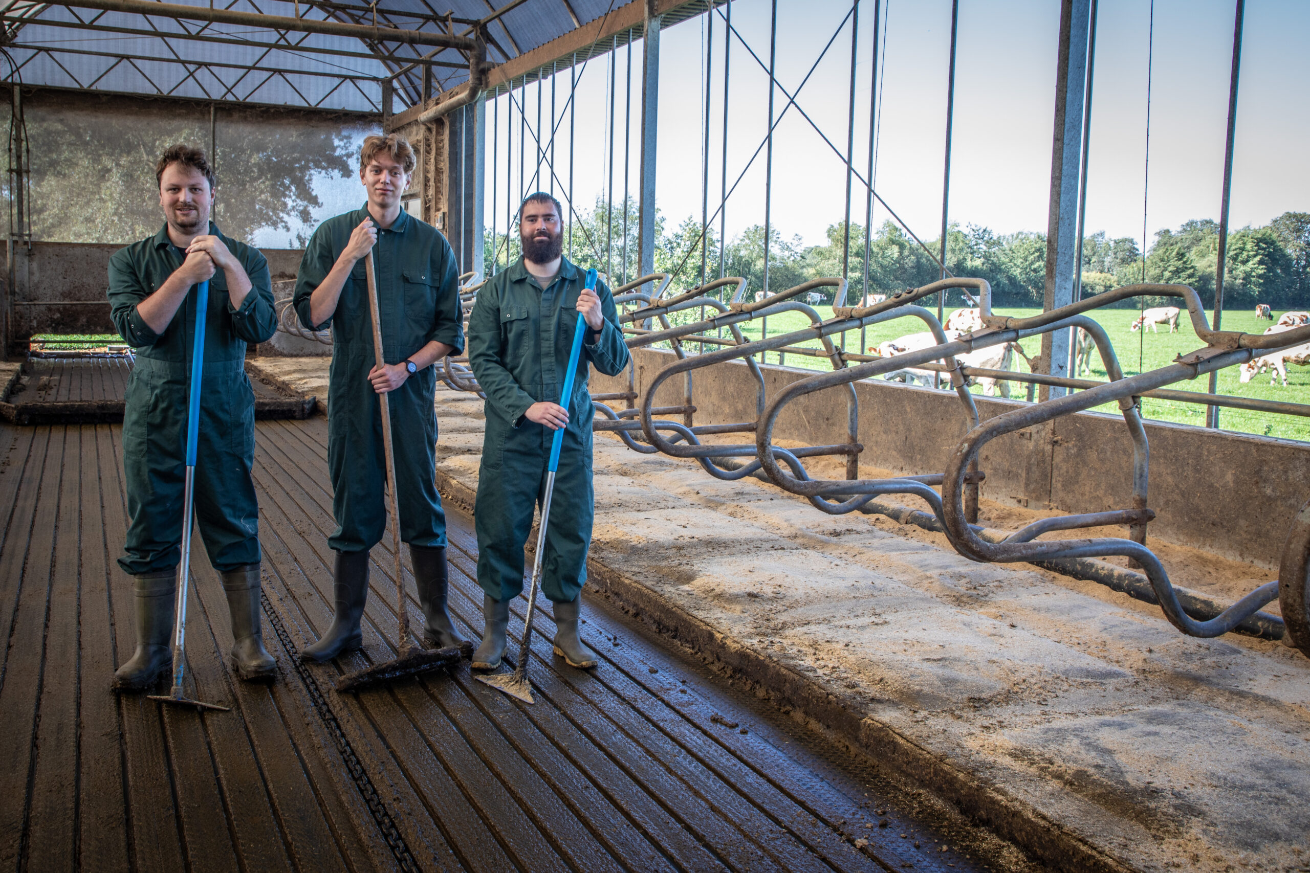 Deelnemers aan het werk in de boerderij bij De Buitenkansen